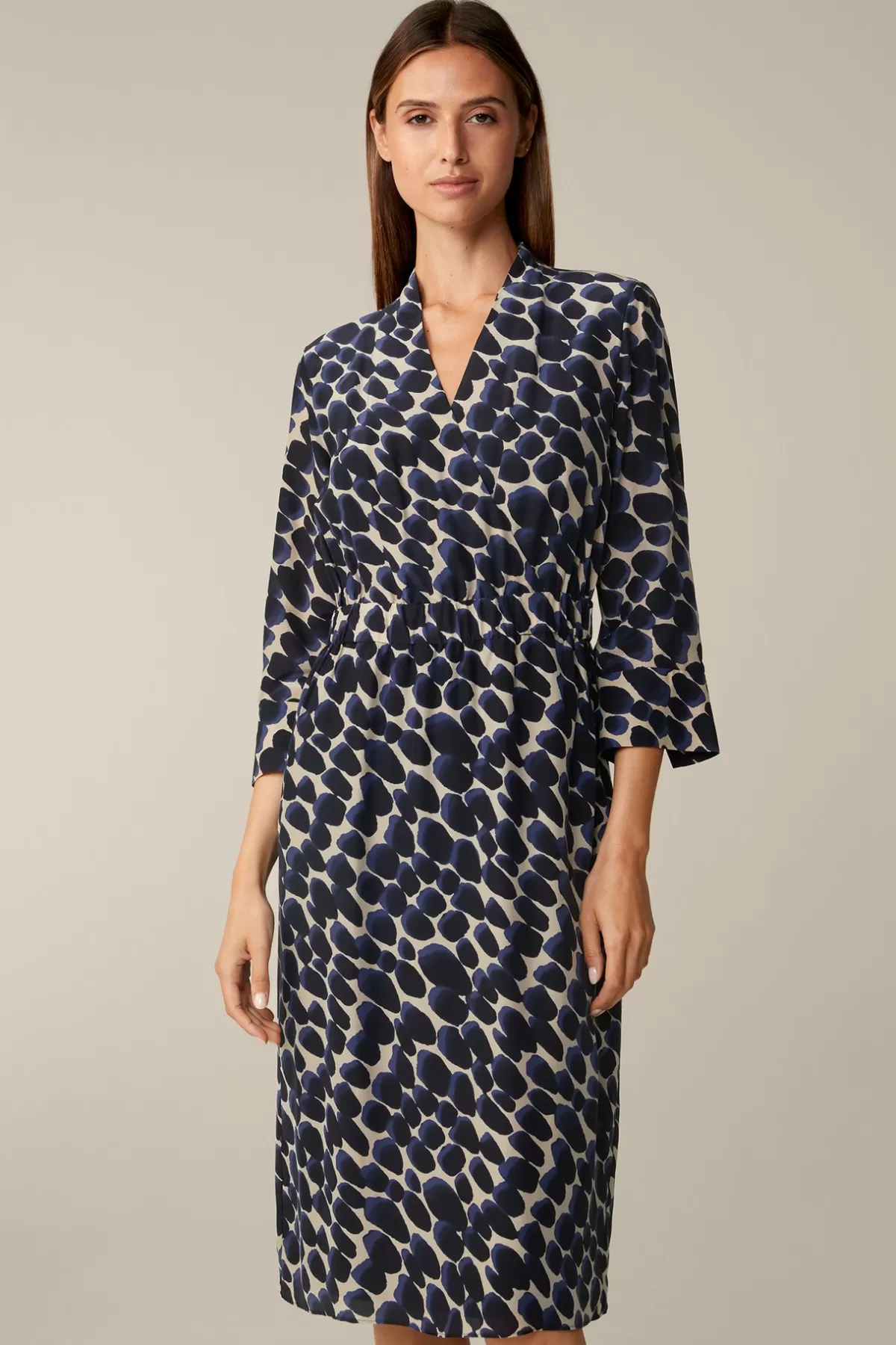 Store Viskose-Seidenmix-Wickel-Kleid In Navy-Beige Gemustert Damen Kleider & Overalls